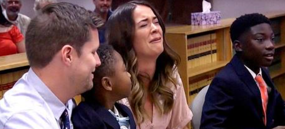 Pflegemutter kann nicht aufhören, zu weinen, als sie die rührende Rede ihres Sohnes während des Adoptionsprozesses hört